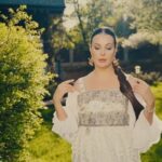 Oksana Fyodorova Instagram - Сегодня исполняется 180 лет со дня рождения великого русского композитора Николая Андреевича Римского-Корсакова. Для меня его творчество особенно дорого: ведь шесть из пятнадцати своих опер Римский-Корсаков писал на Псковской земле, в том числе, и одну из моих любимых – «Царскую невесту». 💖 Меня всегда привлекала партия Любаши. Привлекала, во-первых, красотой и изысканностью интонаций, а во-вторых, сложностью психологического образа. Послушайте один из самых красивых номеров оперы – Песню Любаши, видео мы снимали в потрясающем отеле . 💃🏼@hotel_seneshal Замечательные костюмы @avelahim #римскийкорсаков#любаша #юбилей180лет