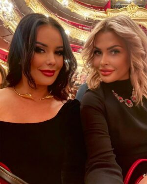 Oksana Fyodorova Instagram - Это было грандиозно , масштабно , художественно , с русской душой !!! Эта постановка останется в моей памяти надолго. 🔥🔥🔥 
Мой образ великолепно дополнила невероятная сумочка от @ante_kovac ! Прямо в сердце.🎯
Всем любви в самое сказочное время года ❤️

#оксанафёдорова #большойтеатр #опера