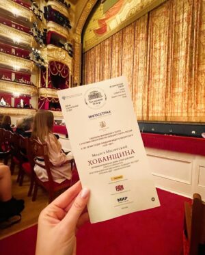 Oksana Fyodorova Instagram - Это было грандиозно , масштабно , художественно , с русской душой !!! Эта постановка останется в моей памяти надолго. 🔥🔥🔥 
Мой образ великолепно дополнила невероятная сумочка от @ante_kovac ! Прямо в сердце.🎯
Всем любви в самое сказочное время года ❤️

#оксанафёдорова #большойтеатр #опера