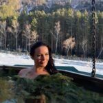Oksana Fyodorova Instagram - Не могли не попариться в баньке по черному и не запрыгнуть в чан 😊💨 @marin_ostrov.altay #баняпочерному