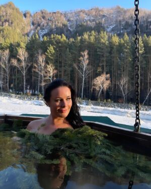 Oksana Fyodorova Instagram - Не могли не попариться в баньке по черному и не запрыгнуть  в чан 😊💨 @marin_ostrov.altay #баняпочерному