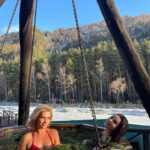 Oksana Fyodorova Instagram - Не могли не попариться в баньке по черному и не запрыгнуть в чан 😊💨 @marin_ostrov.altay #баняпочерному