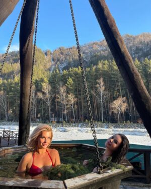 Oksana Fyodorova Instagram - Не могли не попариться в баньке по черному и не запрыгнуть  в чан 😊💨 @marin_ostrov.altay #баняпочерному