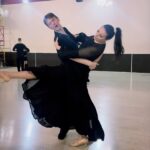 Oksana Fyodorova Instagram - Lady smooth 💃🏼 Выходим из зоны комфорта с @kharlamovoleg Готовим новую программу . Всегда хотела начать , и вот схема готова . Стандарт , конечно , не забываем, но что-то новое хочется осваивать 😃 Расскажите про свои хобби ! Интересно 😉💯#танец#смус#dance