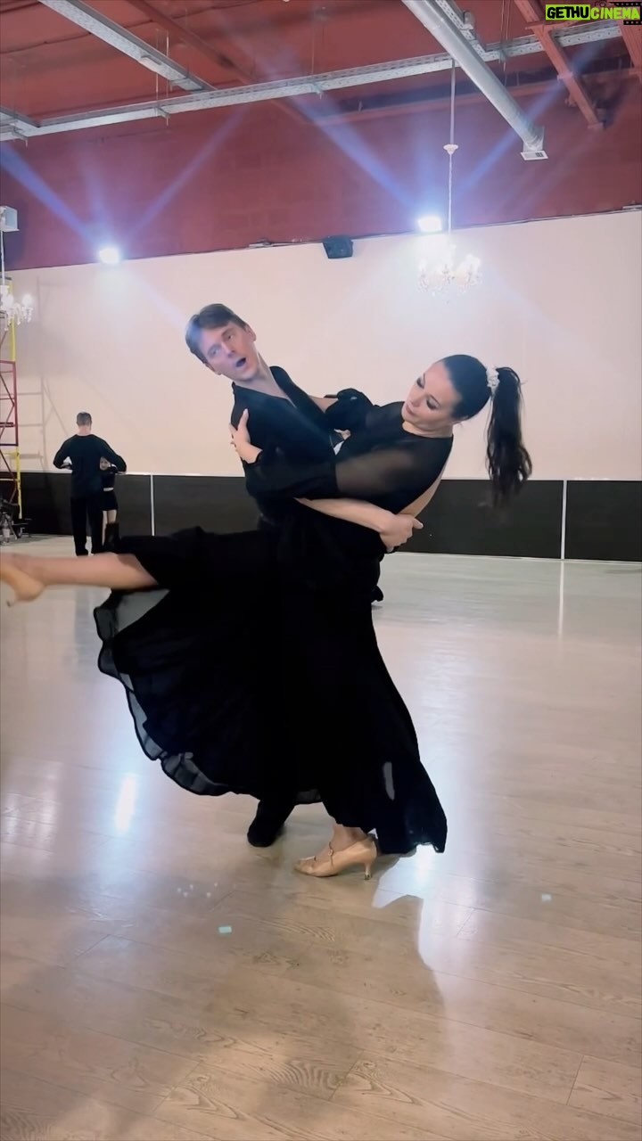 Oksana Fyodorova Instagram - Lady smooth 💃🏼 Выходим из зоны комфорта с @kharlamovoleg Готовим новую программу . Всегда хотела начать , и вот схема готова . Стандарт , конечно , не забываем, но что-то новое хочется осваивать 😃 Расскажите про свои хобби ! Интересно 😉💯#танец#смус#dance