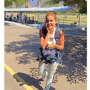 Ola Ghanem Instagram - My crazy daughter just seconds before jumping out of a plane! بنتى الهـبلة قبل ما تنط من طيارة ارتفاعهـا 13000 قدم! حتموتنى ناقصة عمر!