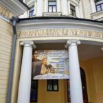 Olesya Sudzilovskaya Instagram - 🎭17 МАЯ🎶 19:00 ПРЕМЬЕРА Спектакль - посвящение Любови Орловой «Журчат ручьи». Роскошная музыка и умопомрачительная истории любви знойным майским вечером. Что может быть прекраснее?!🎬🌸☀️💞🎶 Большой зал Московской государственной консерватории Б.Никитская, 13. #московскаяконсерватория В ролях: Заслуженная артистка России Олеся Судзиловская. Финалист проекта «Голоса», звезда Московского театра оперетты Павел Иванов @pavel_ivanov_official . За роялем - Максим Пурыжинский. Женский симфонический оркестр художественный руководитель и дирижер - Ксения Жарко. Авторы пьесы и режиссеры: Олеся Судзиловская и Петр Борисенко @petrborisenko . Художник по костюмам Никита Вершинин @nik_vershinin_art Педагог по вокалу (моя!) Нина Савицкая Хореограф Егор Дружинин @egordruzhininofficial . Бесконечно благодарю за идею Марию Соколову! Спасибо за помощь в работе над проектом Виталию Москаленко, Константину Эрнсту, Нонне Голиковой, Александру Добровинскому, Елене Валюшкиной @elena_valushkina , Евгению Стеблову, Марии Кнушевицкой, Тимофею Классену! Жду Вас с нетерпением! #МарияСоколова #КсенияЖарко #Женскийсимфоническийоркестр #ПетрБорисенко #ПавелИванов #МаксимПурыжинский #НинаСавицкая #ЕгорДружинин #НикитаВершинин #ТимофейКлассен