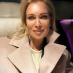 Olesya Sudzilovskaya Instagram - Театр им. Евгения Вахтангова. Премьерный спектакль режиссёра Анатолия Шульева #анатолийшульев по произведению Александра Сергеевича Пушкина #александрпушкин «Повести Белкина» - «Повести».🎭 Мои поздравления труппе с новым совершенно чудеснейшим произведением искусства! Как же этот спектакль вдохновляет, пробуждает желание жить, творить, подкрепляет понимание того, что театральное искусство бессмертно, что «работа человеческого духа» не может быть ничем заменена ! Спасибо режиссеру Анатолию Шульеву и художнику постановщику театра Максиму Обрезкову #максимобрезков за невероятную красоту всего действия - светом, небольшими сменами декораций, специально спроектированным паркетом так искусно достигнуто чередование лета, осени, зимы. И падающие ярко жёлтые и оранжевые осенние листья, и рвущийся по сторонам от порывов ветра снег - здесь прозвучали для меня по новому. Поистине волшебным образом режиссером достигнуты смены ( буквально в секунду, как цирковой трюк) реальности и воспоминаний. Сказочная, зимняя, снежная фантастической красоты сцена венчания в «Метели» - абсолютный восторг! Какая прекрасная игра актёров! Редкая чистая девическая открытость молодых актрис, такой тонкий юмор ребят актёров, теплота и добрая снисходительность метров сцены! #александргорбатов #аннаантонова #анначумак #юрийшлыков #полинарафеева #дмитрийсоломыкин #александррыщенков Прекрасная юношеская влюбленность, гусарские удаль и честь, безусловная родительская любовь - видеть, сопереживать такое просто необходимо сердцу и душе! «Ай да Пушкин!»😌 Обязательно приходите с детьми, такая энергия, такие визуальные решения однозначно призывают к добру, естеству и светлой человеческой природе! Ещё раз поздравляю театр им. Вахтангова и благодарю за приглашение актера Сергея Рублева #сергейрублев и директора театра Кирилла Игоревича Крока @kirillkrok ! #театрвахтангова #олесясудзиловская #актриса #olesyasudzilovskaya #actress
