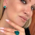 Olesya Sudzilovskaya Instagram - На церемонии награждения Brand Awards и Закрытии Московского международного кинофестиваля мои образы дополняли роскошные изумруды и бриллианты от ювелирного дома MaximiliaN-London. Самые редкие на планете Земля изумруды из Колумбии невероятно насыщенного цвета vivid green. Изумруд - камень махараджей, принцев и королей. 💚 цвет жизни, молодости и любви. Изумрудов никогда не бывает много и от них никогда не устанешь! С дружественным брендом @maximilianlondon мы провели столько совместных фотосессий, выходов на красные дорожки, получений Премий, и у меня впереди еще столько творческих встреч и радостных впечатлений, приносимых этими редкими и роскошными камнями! #олесясудзиловская #актриса #olesyasudzilovskaya #actress #изумруд #ювелирныеукрашения #кольцо #серьги #украшения #jewelry