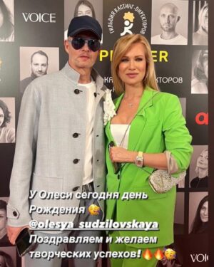 Olesya Sudzilovskaya Instagram - На торжественной церемонии Премии Гильдии кастинг-директоров России. @guild_cd_rus 
Мои искренние поздравления всем победителям! 

Рада тому, что в стране создана Гильдия кастинг-директоров, надеюсь, что появятся и институты, готовящие агентов и кастинг менеджеров по актерам. 

И сегодня у меня есть повод поблагодарить Александру Пронину  #александрапронина , которая нашла меня на школьной скамье и пригласила сниматься в кино! Первый фильм, в котором я снялась - «Посредник», мое участие в нем состоялось  с ее легкой руки! Блистательную Ольгу Логинову @lo_loginova_olga , нашедшую меня в театральном институте - в Школе-студии при МХАТ, отстоявший меня на кастинге в кинокартину «Мусорщик»! Столько времени, столько проектов вместе, с неизменной Олиной верой в меня! 
Анну Селиванову @selivanovaanna_ , с которой мы сотрудничаем ещё со времён сериала « Орлова и Александров»! Из девочки, ассистирующей актёрам на площадке, Аня выросла в самостоятельно агента по актёрам со своим собственным агентством!
Фёдора Егорова #федорегоров , который просто заставил меня, (актрису, состоявшуюся во многих направлениях), выйти из зоны комфорта и попробовать себя в другом жанре, поддержав в процессе, добился, чтобы это получилось!

Счастье, когда актёр находит своего агента ! Всем желаю!😄😉🎬🎭📺🎉 С Сергеем Буруновым , обожаемым партнером @sergeyburunovofficial . С Сергеем @sergei.dzeban . #олесясудзиловская #актриса #olesyasudzilovskaya #actress