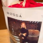 Olesya Sudzilovskaya Instagram - Вот такой приятный сюрприз встретил меня дома от бренда «Rossa Moscow”!🌹🌹🌹 Спасибо большое за настроение, за красоту и такое креативное и очень приятное 😌 решение в оформлении владельцам, флористам, доставщикам бренда! Дорогие собеседники, всем хорошего дня!😌 #цветы #flowers #букет