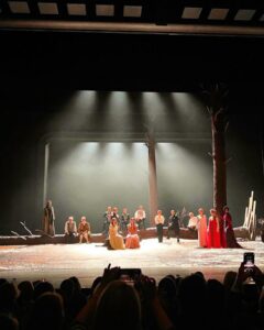 Olesya Sudzilovskaya Instagram - Театр им. Евгения Вахтангова. Премьерный спектакль режиссёра Анатолия Шульева #анатолийшульев по произведению Александра Сергеевича Пушкина #александрпушкин «Повести Белкина» - «Повести».🎭 Мои поздравления труппе с новым совершенно чудеснейшим произведением искусства! Как же этот спектакль вдохновляет, пробуждает желание жить, творить, подкрепляет понимание того, что театральное искусство бессмертно, что «работа человеческого духа» не может быть ничем заменена ! Спасибо режиссеру Анатолию Шульеву и художнику постановщику театра Максиму Обрезкову #максимобрезков за невероятную красоту всего действия - светом, небольшими сменами декораций, специально спроектированным паркетом так искусно достигнуто чередование лета, осени, зимы. И падающие ярко жёлтые и оранжевые осенние листья, и рвущийся по сторонам от порывов ветра снег - здесь прозвучали для меня по новому. Поистине волшебным образом режиссером достигнуты смены ( буквально в секунду, как цирковой трюк) реальности и воспоминаний. Сказочная, зимняя, снежная фантастической красоты сцена венчания в «Метели» - абсолютный восторг! Какая прекрасная игра актёров! Редкая чистая девическая открытость молодых актрис, такой тонкий юмор ребят актёров, теплота и добрая снисходительность метров сцены! #александргорбатов #аннаантонова #анначумак #юрийшлыков #полинарафеева #дмитрийсоломыкин #александррыщенков Прекрасная юношеская влюбленность, гусарские удаль и честь, безусловная родительская любовь - видеть, сопереживать такое просто необходимо сердцу и душе! «Ай да Пушкин!»😌 Обязательно приходите с детьми, такая энергия, такие визуальные решения однозначно призывают к добру, естеству и светлой человеческой природе! Ещё раз поздравляю театр им. Вахтангова и благодарю за приглашение актера Сергея Рублева #сергейрублев и директора театра Кирилла Игоревича Крока @kirillkrok ! #театрвахтангова #олесясудзиловская #актриса #olesyasudzilovskaya #actress