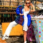 Olesya Sudzilovskaya Instagram - Всем привет! Традиционно по средам мы встречаемся с Вами в рубрике #судзибьюти . Видимо, жанр спектакля, который мы сейчас выпускаем, продиктовал мне стиль сегодняшнего выпуска. Ловите фотографию, время выхода которой и моё настроение - все в ней - фрик!🤪 (Фрик (freak) – слово из английского языка в дословном переводе имеет несколько значений: «чудак», «причудливый», «бешеный». В любом случае, смысл один – «выделяющийся человек».) Рассказываю про обожаемую ❤️мной дизайнера и ее компанию - Ольгу Шахову @olga_concept_atelier . РОСКОШНЫЕ, ЛЕГКИЕ, УДОБНЫЕ, ОЧЕНЬ ТЁПЛЫЕ, НЕПРОМОКАЕМЫЕ, НЕПРОДУВАЕМЫЕ - ☀️🌦️💨🌬️❄️ ПУХОВИКИ, КУРТКИ, ЖИЛЕТЫ .🦺⛄️🧥 Ольга ЛИЧНО отвечает за качество и производство, со своей командой разрабатывает уникальные лекала, отшивает чудесные классические и абсолютно хулиганистые по цвету и по модели, по Вашим параметрам и пожеланиям изделия! Будьте красивы и берегите свое здоровье в любую погоду и время года!😚 #олесясудзиловская #актриса #olesyasudzilovskaya #actress #sudzibeauty #beautyblog #beautyblogger