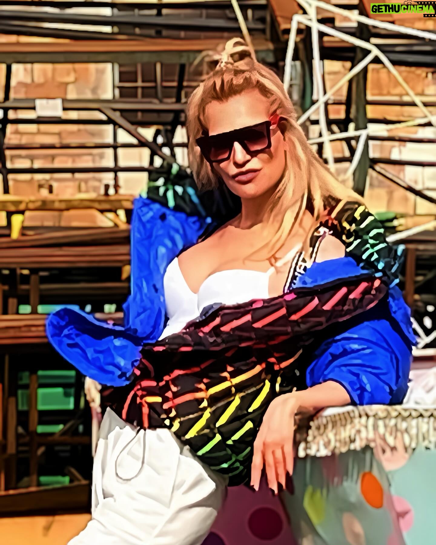 Olesya Sudzilovskaya Instagram - Всем привет! Традиционно по средам мы встречаемся с Вами в рубрике #судзибьюти . Видимо, жанр спектакля, который мы сейчас выпускаем, продиктовал мне стиль сегодняшнего выпуска. Ловите фотографию, время выхода которой и моё настроение - все в ней - фрик!🤪 (Фрик (freak) – слово из английского языка в дословном переводе имеет несколько значений: «чудак», «причудливый», «бешеный». В любом случае, смысл один – «выделяющийся человек».) Рассказываю про обожаемую ❤️мной дизайнера и ее компанию - Ольгу Шахову @olga_concept_atelier . РОСКОШНЫЕ, ЛЕГКИЕ, УДОБНЫЕ, ОЧЕНЬ ТЁПЛЫЕ, НЕПРОМОКАЕМЫЕ, НЕПРОДУВАЕМЫЕ - ☀️🌦️💨🌬️❄️ ПУХОВИКИ, КУРТКИ, ЖИЛЕТЫ .🦺⛄️🧥 Ольга ЛИЧНО отвечает за качество и производство, со своей командой разрабатывает уникальные лекала, отшивает чудесные классические и абсолютно хулиганистые по цвету и по модели, по Вашим параметрам и пожеланиям изделия! Будьте красивы и берегите свое здоровье в любую погоду и время года!😚 #олесясудзиловская #актриса #olesyasudzilovskaya #actress #sudzibeauty #beautyblog #beautyblogger