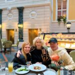 Olesya Sudzilovskaya Instagram - Санк-Петербург. Утро-день-вечер. Город так опять тепло принял, столько про себя нового поведал, столько показал и дал пережить.😌 За кофе с любимой Светланой Владимировной Немоляевой, с подачи и легкой руки которой в свое время в Московском Академическом театре им. Вл. Маяковского получила новую роль, и которая всегда поддерживала, прикрывала и аккуратно советовала!🙏🏻❤️ Прогулки по городу, обед с семьей и незабываемый вечер… О нем чуть позже.😄😉🎭 #олесясудзиловская #актриса #светлананемоляева #санктпетербург #olesyasudzilovskaya #actress #sanktpeterburg