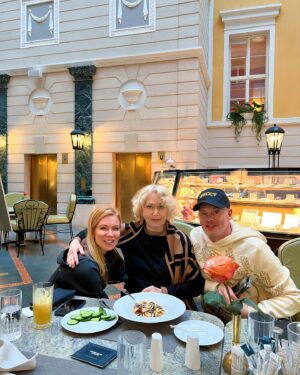 Olesya Sudzilovskaya Instagram - Санк-Петербург. 
Утро-день-вечер.
Город так опять тепло принял, столько про себя нового поведал, столько показал и дал пережить.😌

За кофе с любимой Светланой Владимировной Немоляевой, с подачи и легкой руки которой в свое время в Московском Академическом театре им. Вл. Маяковского получила новую роль, и которая всегда поддерживала, прикрывала и аккуратно советовала!🙏🏻❤️ 
Прогулки по городу, обед с семьей и незабываемый вечер… О нем чуть позже.😄😉🎭

#олесясудзиловская  #актриса #светлананемоляева #санктпетербург #olesyasudzilovskaya #actress #sanktpeterburg