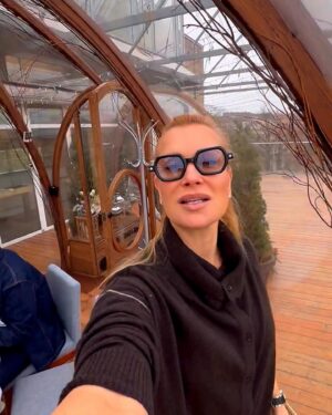 Olesya Sudzilovskaya Instagram - Санк-Петербург. 
Утро-день-вечер.
Город так опять тепло принял, столько про себя нового поведал, столько показал и дал пережить.😌

За кофе с любимой Светланой Владимировной Немоляевой, с подачи и легкой руки которой в свое время в Московском Академическом театре им. Вл. Маяковского получила новую роль, и которая всегда поддерживала, прикрывала и аккуратно советовала!🙏🏻❤️ 
Прогулки по городу, обед с семьей и незабываемый вечер… О нем чуть позже.😄😉🎭

#олесясудзиловская  #актриса #светлананемоляева #санктпетербург #olesyasudzilovskaya #actress #sanktpeterburg