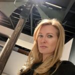 Olesya Sudzilovskaya Instagram - Выставка «Город-Герой Ленинград» в Санкт-Петербурге в Манеже. Фото 1. Рядом с громкоговорителем, которых по блокадному Ленинграду было много. Около них на улице горожане собирались прослушать новости с фронта. Новости разные: и трагические, и победные! Остальные видео и фотографии с душераздирающими рассказами о блокаде Ленинграда, длившейся 872 дня, (с 8 сентября 1941 года по 27 января 1944 года), в сторис по ссылке. #санктпетербург #россия #олесясудзиловская #актриса #olesyasudzilovskaya #actress