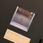 Olesya Sudzilovskaya Instagram - Выставка «Город-Герой Ленинград» в Санкт-Петербурге в Манеже. Фото 1. Рядом с громкоговорителем, которых по блокадному Ленинграду было много. Около них на улице горожане собирались прослушать новости с фронта. Новости разные: и трагические, и победные! Остальные видео и фотографии с душераздирающими рассказами о блокаде Ленинграда, длившейся 872 дня, (с 8 сентября 1941 года по 27 января 1944 года), в сторис по ссылке. #санктпетербург #россия #олесясудзиловская #актриса #olesyasudzilovskaya #actress