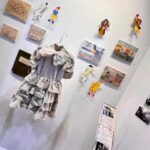 Olesya Sudzilovskaya Instagram - Выставка «Город-Герой Ленинград» в Санкт-Петербурге в Манеже. Фото 1. Рядом с громкоговорителем, которых по блокадному Ленинграду было много. Около них на улице горожане собирались прослушать новости с фронта. Новости разные: и трагические, и победные! Остальные видео и фотографии с душераздирающими рассказами о блокаде Ленинграда, длившейся 872 дня, (с 8 сентября 1941 года по 27 января 1944 года), в сторис по ссылке. #санктпетербург #россия #олесясудзиловская #актриса #olesyasudzilovskaya #actress