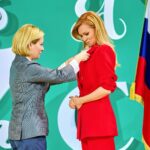 Olesya Sudzilovskaya Instagram - Время стремительно набирает обороты! Кто-то говорит, что в сутках уже не 24 часа, а 18. 😅Почувствовали?! Уже сыграла премьеру, репетирую в двух спектаклях, дописала пьесу! 👍🏻😁😅 И сегодня поняла, что не все события успела осветить. И одно из которых, для меня очень важно. Состоялось торжественное награждение званием по приказу Президента России Заслуженной артистки России! 🇷🇺 Бесконечно приятно и невероятно ответственно! ❤️ С большим удовольствием встретила это торжественное событие с коллегами, с артистами, с которыми закончила Школу-студию при МХАТ им. К.С. Станиславского, режиссерами. Под руководством Министра культуры Российской Федерации Ольги Любимовой #ольгалюбимова в компании: Амаяк Акопян #амаякакопян , актеры МХТ имени Чехова: Олег Тополянский #олегтополянский , Артем Быстров #артембыстров , Юля Чебакова #юлиячебакова , актер театра Петра Фоменко Никита Тюнин #никитатюнин , режиссер Иван Поповски #иванпоповски , актер , актер мой однокурсник по еще одному моему институту - МОСУ - актер Алексей Колубков #алексейколубков . Мои искренние поздравления всем деятелям культуры, получившим звания и награды в этот день! #заслуженнаяартистка 🥰🎭☀️ #олесясудзиловская #актриса #olesyasudzilovskaya #actress