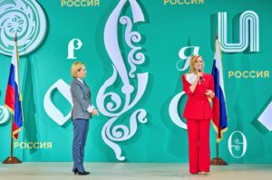 Olesya Sudzilovskaya Instagram - Время стремительно набирает обороты! 
Кто-то говорит, что в сутках уже не 24 часа, а 18. 😅Почувствовали?!

Уже сыграла премьеру, репетирую в двух спектаклях, дописала пьесу! 
👍🏻😁😅
И сегодня поняла, что не все события успела осветить. И одно из которых, для меня очень важно. 
Состоялось торжественное награждение званием по приказу Президента России Заслуженной артистки России! 🇷🇺
Бесконечно приятно и невероятно ответственно! ❤️

С большим удовольствием встретила это торжественное событие с коллегами, с артистами, с которыми закончила Школу-студию при МХАТ им. К.С. Станиславского, режиссерами.

Под руководством Министра культуры Российской Федерации Ольги Любимовой #ольгалюбимова
 в компании: 
Амаяк Акопян #амаякакопян , актеры МХТ имени Чехова: Олег Тополянский #олегтополянский , Артем Быстров #артембыстров , Юля Чебакова #юлиячебакова , актер театра Петра Фоменко Никита Тюнин #никитатюнин , режиссер Иван Поповски #иванпоповски , актер , актер мой однокурсник по еще одному моему институту - МОСУ - актер Алексей Колубков #алексейколубков .
Мои искренние поздравления всем деятелям культуры, получившим звания и награды в этот день! 

#заслуженнаяартистка 🥰🎭☀️
#олесясудзиловская #актриса #olesyasudzilovskaya #actress