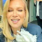 Olesya Sudzilovskaya Instagram - Всем добрый день!☀️ Рада приветствовать Вас в нашей традиционной рубрике #судзибьюти ! Приятно, когда есть повод для вдохновения и радостных эмоций - всегда получается замечательный коктейль! 🎉 Вот и в этот солнечный день все звезды сошлись: панорамные виды Москвы ❤️, теплое майское солнце – и целый океан красоты от французского премиального бренда @orlane_paris .✨ На службу красоте парижская марка поставила инновации и любовь к жизни!☀️ Обновленная линия B21 Extraordinaire с экстрактом стволовых клеток органического голубого ириса имеет все шансы стать бестселлером. 💫 Комплекс B21 Extraordinaire стимулирует производство коллагена и эластина, повышает плотность кожи, защищает от внешних агрессивных факторов, уменьшает возрастные изменения и пигментные пятна, делает кожу лица более упругой, мягкой, гладкой, сияющей. Коллекция предназначена для женщин 30-45 лет, представлена в ЛЭТУАЛЬ. @letoile_official Реклама Рекламодатель ООО «Алькор и Ко». ИНН 7729265128 erid: 2VSb5x7EmTe #sudzibeauty