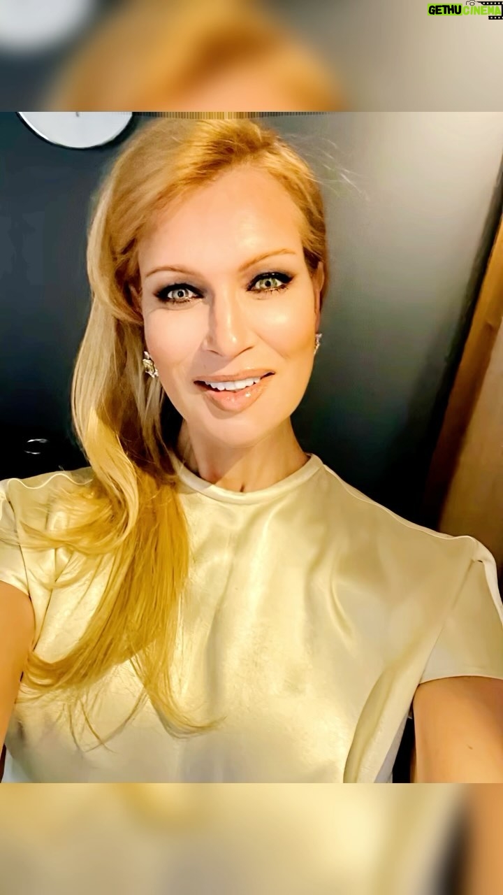 Olesya Sudzilovskaya Instagram - Продолжая сегодняшнюю рубрику #судзибьюти , расскажу Вам о посещении центра красоты «Бэст»/«Best” @best_centre , в стенах которого собраны уникальные методики и аппараты, и который с удовольствием посещаю; и о косметической процедуре на основе косметики RAVISSA . ЭФФЕКТ С ПЕРВОГО ПРИКОСНОВЕНИЯ! Ravissa – фитопептидная комплексная косметика. НОВЫЙ МЕТОД УХОДА ЗА КОЖЕЙ – выбор ингредиентов работающих одновременно на всех уровнях кожи, где есть эстетические проблемы.✨💦 Вот такие нашла интересные определения про этот бренд: •«ИСКУССТВЕННЫЙ ИНТЕЛЛЕКТ» - косметическими средствами RAVISSA можно определить исходное состояние, провести диагностику и скорректировать эстетические недостатки кожи. •ЭФФЕКТИВНОСТЬ. •ПРОНИКНОВЕНИЕ ИНГРЕДИЕНТОВ НА ЗАДАННЫЙ УРОВЕНЬ КОЖИ. •УДОВЛЕТВОРЁННОСТЬ РЕЗУЛЬТАТОМ ИСПОЛЬЗОВАНИЯ. •БЕЗОПАСНОСТЬ И КАЧЕСТВО ПРОДУКЦИИ. И что для меня немало важно 😌: •ЭМОЦИОНАЛЬНЫЙ ФАКТОР – удовольствие от ухода начинается с первого прикосновения. Лёгкие приятные текстуры продуктов обеспечивают комфорт применения и подарят Вам радость от использования косметики. Рада, когда информация из нашей рубрики #судзибьюти Вам пригождается и оказывается полезной. Напишите, пожалуйста, какие темы Вы хотели бы обсудить. Будьте здоровы, счастливы и красивы! #олесясудзиловская #актриса #olesyasudzilovskaya #actress #sudzibeauty #beautyblog #beautyblogger #косметика #cosmetics
