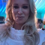 Olesya Sudzilovskaya Instagram - На презентации книги Аллочки Крутой «Письма издалека»!📘 Это уже вторая книга этого автора .😄👍🏻 Повествование построено на обращении к внучке Машеньке, чудесно иллюстрировано, наполнено бессменными авторскими рецептами Аллы! Книга издана на приятной на ощупь, глянцевой бумаге, написана и напечатана с теплом и любовью! Аллочка, в добрый путь твоему проекту! 💫 Вечер получился восхитительным, под небом Москвы! 🎆🎇✨ И литературным, и музыкальным, с невероятно вкусной кухней и с таким чудесным юмором! ❤️🎉👏🏻👏🏻👏🏻 #аллакрутая @alla.krutaya #олесясудзиловская #актриса #olesyasudzilovskaya #actress #презентациякниги #Сергейдзебань @sergei.dzeban #ИгорьКрутой @igorkrutoy65 #ФилиппКиркоров @fkirkorov #АлександрБуйнов @buinovofficial #ТеонаКонтридзе @teonakontridze #ИдаДостман @idadostman #Зара @zara_music #москва #moscow #россия #russia