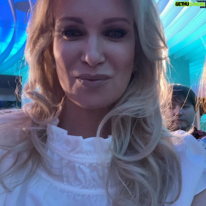 Olesya Sudzilovskaya Instagram - На презентации книги Аллочки Крутой «Письма издалека»!📘 Это уже вторая книга этого автора .😄👍🏻 Повествование построено на обращении к внучке Машеньке, чудесно иллюстрировано, наполнено бессменными авторскими рецептами Аллы! Книга издана на приятной на ощупь, глянцевой бумаге, написана и напечатана с теплом и любовью! Аллочка, в добрый путь твоему проекту! 💫 Вечер получился восхитительным, под небом Москвы! 🎆🎇✨ И литературным, и музыкальным, с невероятно вкусной кухней и с таким чудесным юмором! ❤️🎉👏🏻👏🏻👏🏻 #аллакрутая @alla.krutaya #олесясудзиловская #актриса #olesyasudzilovskaya #actress #презентациякниги #Сергейдзебань @sergei.dzeban #ИгорьКрутой @igorkrutoy65 #ФилиппКиркоров @fkirkorov #АлександрБуйнов @buinovofficial #ТеонаКонтридзе @teonakontridze #ИдаДостман @idadostman #Зара @zara_music #москва #moscow #россия #russia