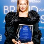 Olesya Sudzilovskaya Instagram - Всем привет! Сегодня для рубрики #судзибьюти знаменательный выпуск !🥇🎉👏🏻 На 15-ой Церемонии награждения Премии Brand Awards рубрика #судзибьюти получила награду в номинации «Лучшая Beauty-рубрика в социальных сетях»!✨ Благодарю компанию @Soroka_Production и лично Артёма Сорокина @artem__sorokin за приглашение, красивый вечер, отличную компанию! 😌😁 За высокую оценку и награждение в номинации среди лучших проектов года, в таких важных категориях - благотворительный проект, красота, здоровье и не менее значимых - мода, премиальный отдых, велнес!🙏🏻❤️ Ведущими церемонии стали @baranovskaya_tv, @maximprivalov, @elia.abba, @bravokostya. Катя @katyalelofficial исполнила свой всемирно известный трек «Мой мармеладный».🎶👍🏻🌟 #олесясудзиловская #актриса #olesyasudzilovskaya #actress #sudzibeauty #beautyblog #beautyblogger #BRANDAWARDS2024