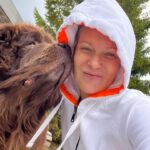 Olesya Sudzilovskaya Instagram - С Днем рождения, Колян! 🎂🐾 Дорогой друг, родная собачатина, как давно мы ездили за тобой в другую страну! Увидели впервые таким малюсеньким, ты умещался в двух ладошках! Все твои братья и сестрички, имена которых по требованию клуба начинались с «Ка» – Кэтрин, Кэти, Keвин, Колин… , и имена эти выбирались, как самые популярные в какой-нибудь из стран. Когда хозяева указали на абсолютно, с ног до головы без единого пятнышка, шоколадного малыша, и сказали - это наш любимец Коля, и его имя соответствует России - мы не раздумывали ни секунды. 🐶🇷🇺😀🌟 А через три месяца по-нашему участку вокруг дома носилось нечто радостное, коричневое, круглое и пушистое и пробовало на слух и вкус издаваемые им же самим звуки, отдалённо похожие на лай!😜 Это сейчас ты такой роскошный, с шоколадной гривой, похожий на медведя, первый парень на деревне, и такой любимый, веселый, общительный, ласковый и умный! Будь здоров, лай в удовольствие, наслаждайся вкусняшками!😄❤️🐶 Я тебя люблю! #колян #деньрождения #happybirthday #newfoundland #ньюф #ньюфаундленд