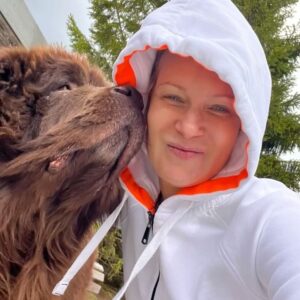Olesya Sudzilovskaya Instagram - С Днем рождения, Колян! 🎂🐾 

Дорогой друг, родная собачатина, как давно мы ездили за тобой в другую страну!
Увидели впервые таким малюсеньким, ты умещался в двух ладошках! Все твои братья и сестрички, имена которых по требованию клуба начинались  с «Ка» – Кэтрин, Кэти, Keвин, Колин… , и имена эти выбирались, как самые популярные в какой-нибудь из стран.
Когда хозяева указали на абсолютно, с ног до головы без единого пятнышка, шоколадного малыша, и сказали - это наш любимец Коля, и его имя соответствует России - мы не раздумывали ни секунды. 🐶🇷🇺😀🌟
А через три месяца по-нашему участку вокруг дома носилось нечто радостное, коричневое, круглое и пушистое и пробовало на слух и вкус издаваемые им же самим звуки,  отдалённо похожие на лай!😜

Это сейчас ты такой роскошный, с шоколадной гривой, похожий на медведя, первый парень на деревне, и такой любимый, веселый, общительный, ласковый и умный!
Будь здоров, лай в удовольствие, наслаждайся вкусняшками!😄❤️🐶 
Я тебя люблю! 

#колян 
#деньрождения #happybirthday #newfoundland #ньюф #ньюфаундленд
