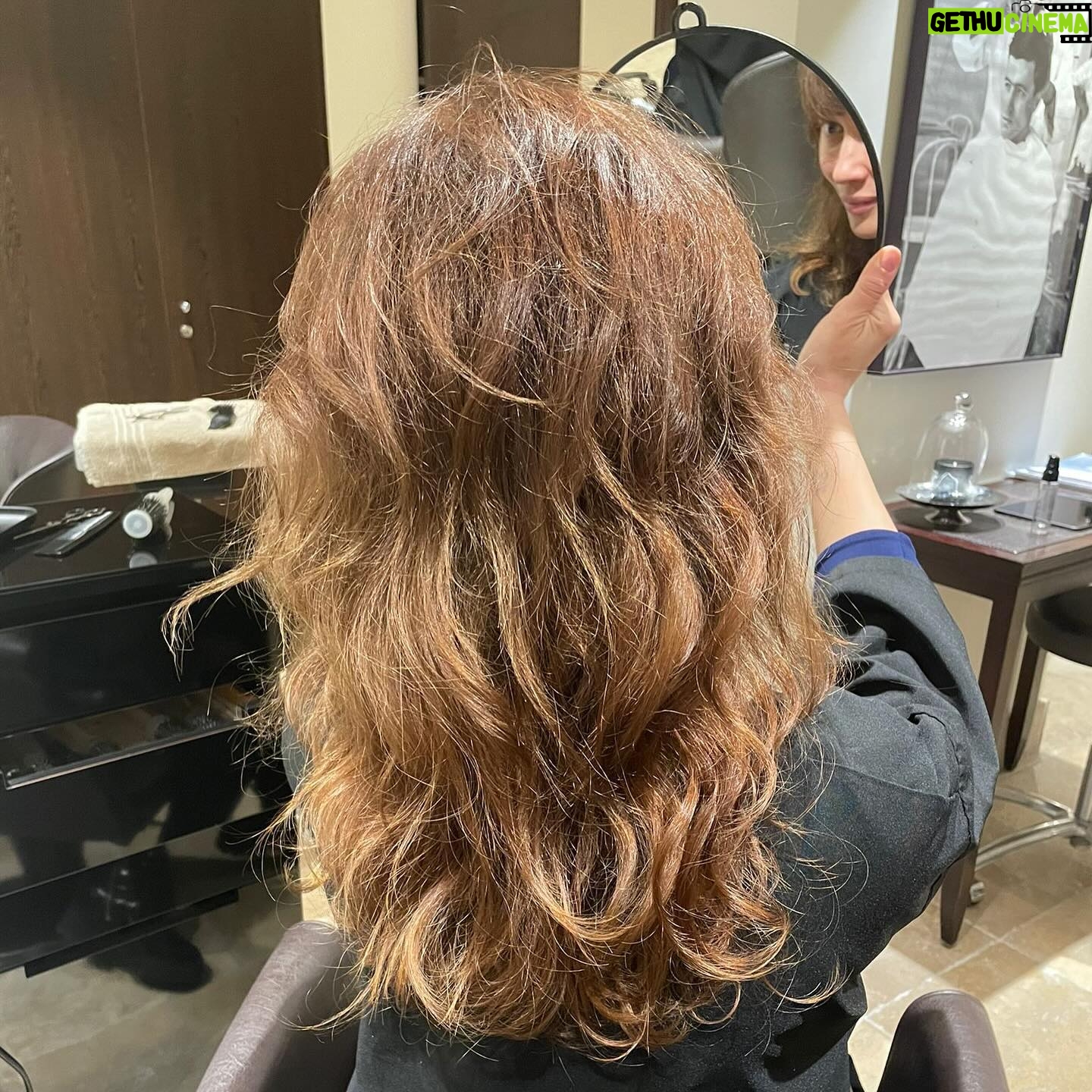 Olga Kurylenko Instagram - I think I just got the best haircut I’ve had in years! Thank you dear Carlos and Rossano for making this happen ✨ So much dead and dry hair off and I now feel fresh and ready for the sunny days 🤩 @rossanoferrettiofficial @therealrossanoferretti @mabodimika