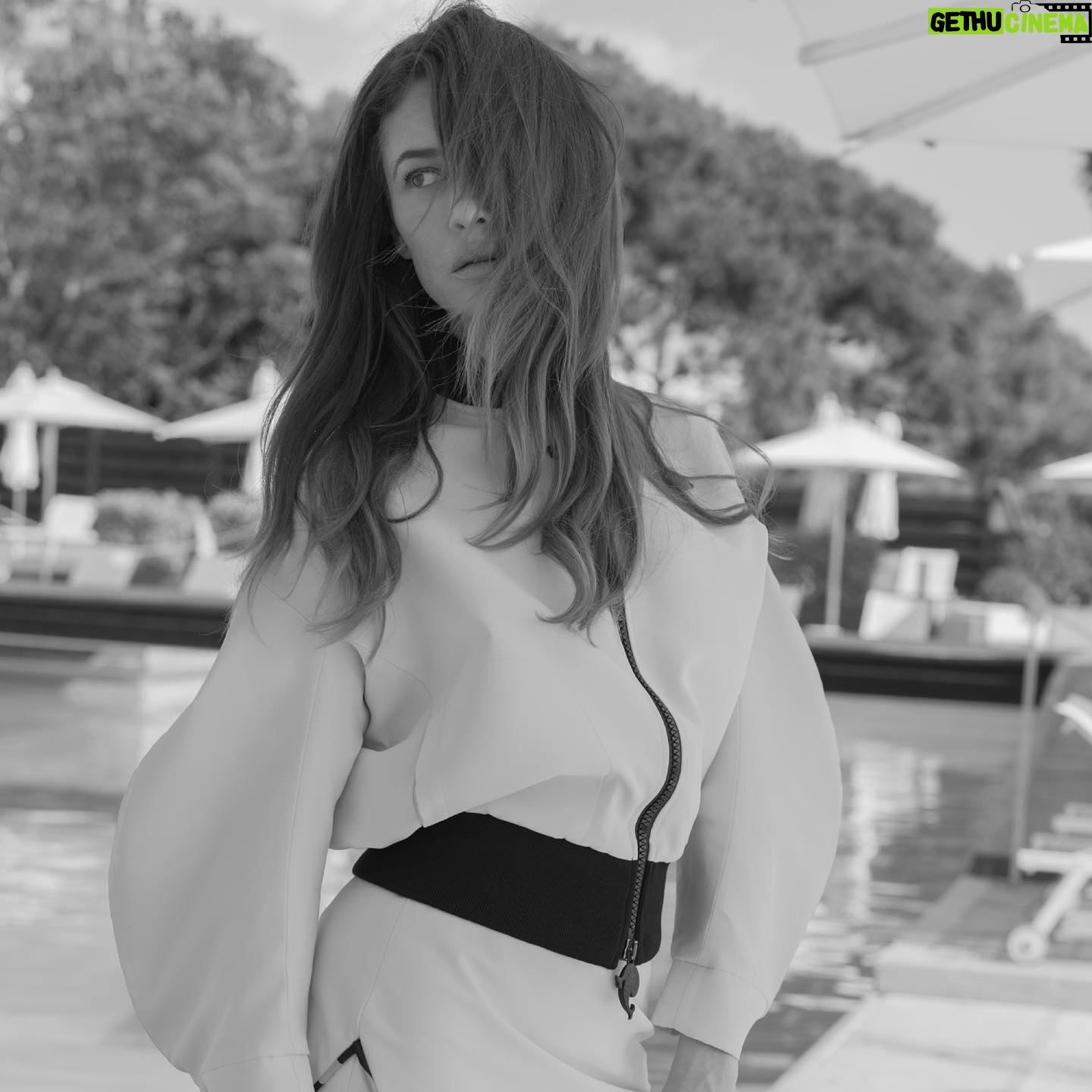 Olga Kurylenko Instagram - “The series basically shows you where greed can slowly lead you to. The goal of these people in the beginning is not to lose their soul, they just want to be rich. What they don’t realize is that even if you don’t want to lose your soul, somehow you will if you act that desperate. Money and success just eat you; they come slowly, they just creep up on you. This is how you could sum up the dynamics of the show” 🖤 Don’t miss @olgakurylenkoofficial, our October Cover Story, in #ofmoneyandblood 🙌🏼 Link in bio! • • • #olgakurylenko #dargentetdesang #tvseries #actress #acting #cinema #film #movie #venezia #venice #venicefilmfestival #xaviergiannoli #quantumofsolace #interview #beautiful #theitalianreve