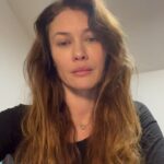 Olga Kurylenko Instagram - Un enfant est violé ou agressé sexuellement toutes les 3 minutes en France. 1 sur 5 est victime d’inceste. Seuls 8% des enfants qui parlent sont protégés. Qu’en est-il pour les 92% qu’on entend pas ? On ne protège toujours pas les enfants quand ils révèlent leur calvaire. La mère qui porte la parole de son enfant est systématiquement suspectée de manipulation et la présomption d’innocence ne semble exister que pour les agresseurs. Des centaines, voir des milliers de mères en France sont empêchées de protéger leurs enfants, criminalisées à la place de l’agresseur dénoncé. L’enfant est souvent séparé de sa figure protectrice, placé en foyer de l’aide sociale à l’enfance ou directement chez l’agresseur. L’institution judiciaire et la chaîne pénale doivent se reformer de toute urgence. Aujourd’hui nous réclamons justice pour ces enfants et ces mères torturées. Ce déni doit cesser. La ciivise doit être maintenue avec Édouard Durand. #metooinceste #metoomeresprotectrices @ciivise @charlottecaubel @justicepourmes4enfants