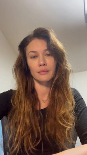 Olga Kurylenko Instagram - Un enfant est violé ou agressé sexuellement toutes les 3 minutes en France. 1 sur 5 est victime d’inceste. Seuls 8% des enfants qui parlent sont protégés. Qu’en est-il pour les 92% qu’on entend pas ?
On ne protège toujours pas les enfants quand ils révèlent leur calvaire. La mère qui porte la parole de son enfant est systématiquement suspectée de manipulation et la présomption d’innocence ne semble exister que pour les agresseurs. Des centaines, voir des milliers de mères en France sont empêchées de protéger leurs enfants, criminalisées à la place de l’agresseur dénoncé. L’enfant est souvent séparé de sa figure protectrice, placé en foyer de l’aide sociale à l’enfance ou directement chez l’agresseur. L’institution judiciaire et la chaîne pénale doivent se reformer de toute urgence. Aujourd’hui nous réclamons justice pour ces enfants et ces mères torturées. Ce déni doit cesser.  La ciivise doit être maintenue avec Édouard Durand. #metooinceste #metoomeresprotectrices
@ciivise @charlottecaubel @justicepourmes4enfants