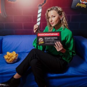 Olga Medynich Instagram - С днём кино 🎥!!!!!Фотографии с атмосферного кино-квартирника Pringles 💫
Посмотрели премьеру новогодней серии «Вампиров средней полосы», повеселились и объелись чипсами 😜 Pringles просто созданы для душевных кино-просмотров в большой компании!

Советую всем устроить свой собственный #КиноКвартирникПринглс 🎬 Соберитесь с друзьями, запаситесь чипсами, посмотрите что-нибудь классное — новогоднюю серию Вампиров Средней Полосы!) #медыничольга @kalyzhnyy ❤️ @artem_tkachenko_cinema