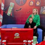 Olga Medynich Instagram - С днём кино 🎥!!!!!Фотографии с атмосферного кино-квартирника Pringles 💫 Посмотрели премьеру новогодней серии «Вампиров средней полосы», повеселились и объелись чипсами 😜 Pringles просто созданы для душевных кино-просмотров в большой компании! Советую всем устроить свой собственный #КиноКвартирникПринглс 🎬 Соберитесь с друзьями, запаситесь чипсами, посмотрите что-нибудь классное — новогоднюю серию Вампиров Средней Полосы!) #медыничольга @kalyzhnyy ❤️ @artem_tkachenko_cinema