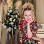 Olga Medynich Instagram - Первый раз в своей жизни, сама купила и сама нарядила ёлку 🧐 Ну что хочется сказать ? Причёски у нас точно одинаковые 😜 С наступающим хорошие люди ❤️ Обняла каждого 🤗 #медыничольга #🤗 #обнимашки