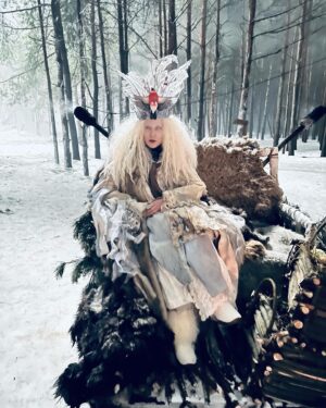 Olga Medynich Instagram - “Волшебный участок» на ОККО !!! Моя  снежная королева ! Странная женщина ….. люблю таких #медыничольга #сериал #волшебныйучасток #окко