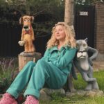 Olga Medynich Instagram - Когда в гостях у друзей ты - как дома 🫠 Я наблюдала как размножается этот зверинец много лет(Света это я не про вашу семью …..) сначала стоял один волк , нам было всем удобно , такси тогда еще не знали маршрута и путались-это был маяк ! Как появились остальные ….. история умалчивает , видимо так же как ваши дети -Бог послал 🙌🏻 Я вас очень люблю @sveta_ant @ajigalkin ❤️ #медыничольга #друзья