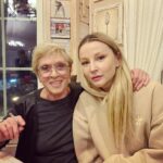 Olga Medynich Instagram - Необыкновенное счастье случилось со мной вчера ❤️ Когда-то, много лет назад , Алиса Бруновна вручила мне золотой софит за дебют года (Катя в пяти вечерах) на сцене БДТ , а вчера я ела у неё дома гуся 🤭 запечённого потрясающим оператором Сергеем Астаховым , а Александр Адабашьян грел мне руку на съёмках ….. ущипните меня кто-нибудь #спасибо #медыничольга #привет40 #алисабруновнафрейндлих #александрадабашьян #счастье