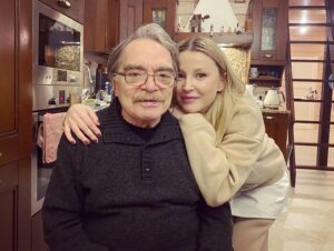 Olga Medynich Instagram - Необыкновенное счастье случилось со мной вчера ❤️ Когда-то, много лет назад , Алиса Бруновна вручила мне золотой софит за дебют года (Катя в пяти вечерах) на сцене БДТ , а вчера я ела у неё дома гуся 🤭 запечённого потрясающим оператором Сергеем Астаховым , а Александр Адабашьян грел мне руку на съёмках ….. ущипните меня кто-нибудь
#спасибо #медыничольга #привет40 #алисабруновнафрейндлих #александрадабашьян  #счастье