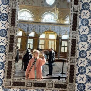Olga Medynich Instagram - Стамбул - прекрасен ❤️ #медыниольга #джемалтетруашвилли #димон @jemal_tetruashvili @taubesmaria @kudasheva__le_cosmetologue  Спасибо за компанию 🥰