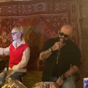 Olga Medynich Instagram - ЛИСТАЙ 👉🏻 Познакомились в Тбилиси с потрясающим музыкантом  @levan_shengelia13 Дорогой Лео , от лица  всей нашей актерской компании благодарим тебя за этот потрясающий вечер !! Я не знаю, как ты это делаешь,  но к концу вечера мы отбили себе ладони аплодируя тебе и стали уверенны , что ты наш большой друг , которого мы просто давно не видели 🤷‍♀️ мы назвали это - шаманство :) Или нам что-то подмешали, подсыпали  в наивкуснейшем ресторане , где ты выступаешь @gorgasali_restaurant 🤷‍♀️ 🤣 мы -  в восторге 🙌🏻 #спасибо #большойчеловек #музыкант #человекоркестр #медыничольга #👏🏻👏🏻👏🏻👏🏻