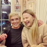 Olga Medynich Instagram - Необыкновенное счастье случилось со мной вчера ❤️ Когда-то, много лет назад , Алиса Бруновна вручила мне золотой софит за дебют года (Катя в пяти вечерах) на сцене БДТ , а вчера я ела у неё дома гуся 🤭 запечённого потрясающим оператором Сергеем Астаховым , а Александр Адабашьян грел мне руку на съёмках ….. ущипните меня кто-нибудь #спасибо #медыничольга #привет40 #алисабруновнафрейндлих #александрадабашьян #счастье