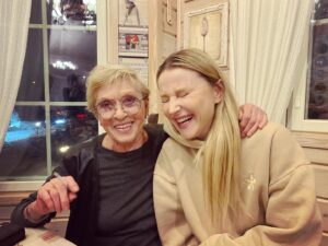 Olga Medynich Instagram - Необыкновенное счастье случилось со мной вчера ❤️ Когда-то, много лет назад , Алиса Бруновна вручила мне золотой софит за дебют года (Катя в пяти вечерах) на сцене БДТ , а вчера я ела у неё дома гуся 🤭 запечённого потрясающим оператором Сергеем Астаховым , а Александр Адабашьян грел мне руку на съёмках ….. ущипните меня кто-нибудь
#спасибо #медыничольга #привет40 #алисабруновнафрейндлих #александрадабашьян  #счастье