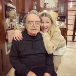 Olga Medynich Instagram - Необыкновенное счастье случилось со мной вчера ❤️ Когда-то, много лет назад , Алиса Бруновна вручила мне золотой софит за дебют года (Катя в пяти вечерах) на сцене БДТ , а вчера я ела у неё дома гуся 🤭 запечённого потрясающим оператором Сергеем Астаховым , а Александр Адабашьян грел мне руку на съёмках ….. ущипните меня кто-нибудь #спасибо #медыничольга #привет40 #алисабруновнафрейндлих #александрадабашьян #счастье