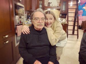 Olga Medynich Instagram - Необыкновенное счастье случилось со мной вчера ❤️ Когда-то, много лет назад , Алиса Бруновна вручила мне золотой софит за дебют года (Катя в пяти вечерах) на сцене БДТ , а вчера я ела у неё дома гуся 🤭 запечённого потрясающим оператором Сергеем Астаховым , а Александр Адабашьян грел мне руку на съёмках ….. ущипните меня кто-нибудь
#спасибо #медыничольга #привет40 #алисабруновнафрейндлих #александрадабашьян  #счастье
